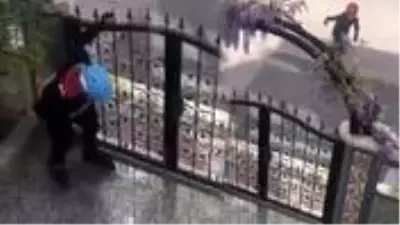 Sokağa çıkma yasağını delen iki kardeş, polis sirenini duyunca düşe kalka kaçtı Sokağa çıkma yasağını delen iki kardeş, polis sirenini duyunca düşe kalka kaçtı