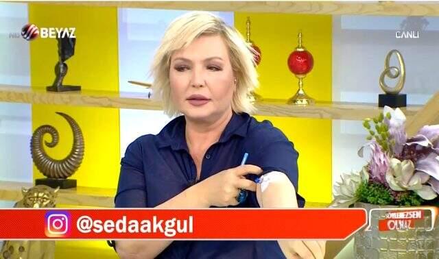 Dün akşam rahatsızlanarak hastaneye kaldırılan sunucu Seda Akgül, bugün kolundaki iğneyle yayına çıktı.