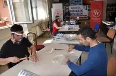 Vali Ekinci,' Arkadaşlarımız büyük bir fedakarlık ile 'siperli maske' üretimi yapıyor'
