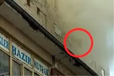Yangında mahsur kalan hamile kadın pencereden böyle atladı Yangında mahsur kalan hamile kadın pencereden böyle atladı