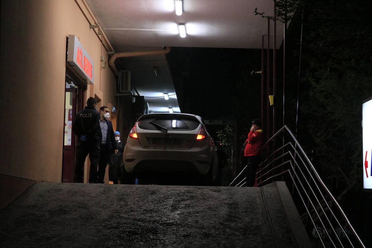 Adana'da defalarca bıçaklanmış ağır yaralı şahıs, kendi kullandığı otomobille hastaneye geldi