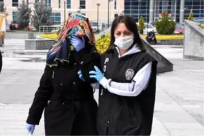 Apartmanın merdiven korkuluklarına sıvı süren kadın adliyeye sevk edildi Apartmanın merdiven korkuluklarına sıvı süren kadın adliyeye sevk edildi