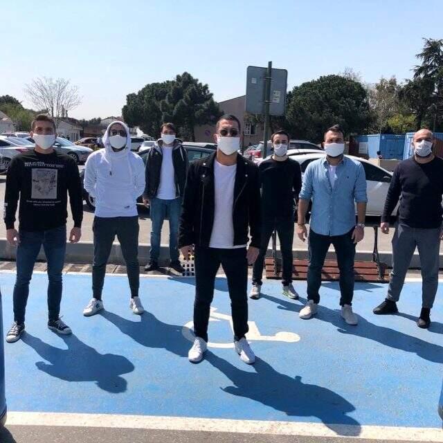 Arda Turan, söz verdiği maskelerin ilk kısmını dağıttı