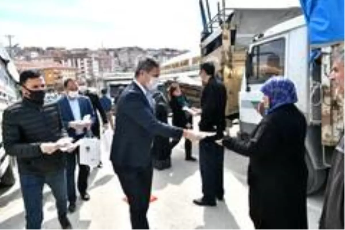 Başkan Köse esnafa maske ve eldiven dağıttı