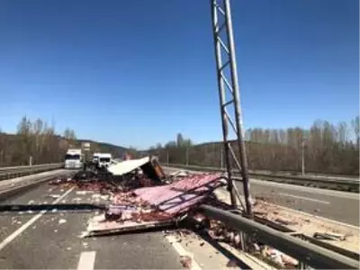 Bilecik'te çilek yüklü kamyon devrildi: 1 yaralı