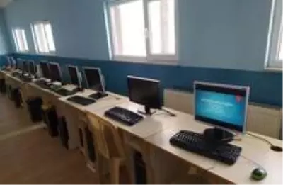 Bilişim sınıflarındaki bilgisayarlar öğrencilere veriliyor