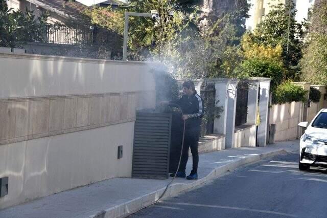 Cem Yılmaz'ın lüks villasındaki çöp odasında yangın çıktı.