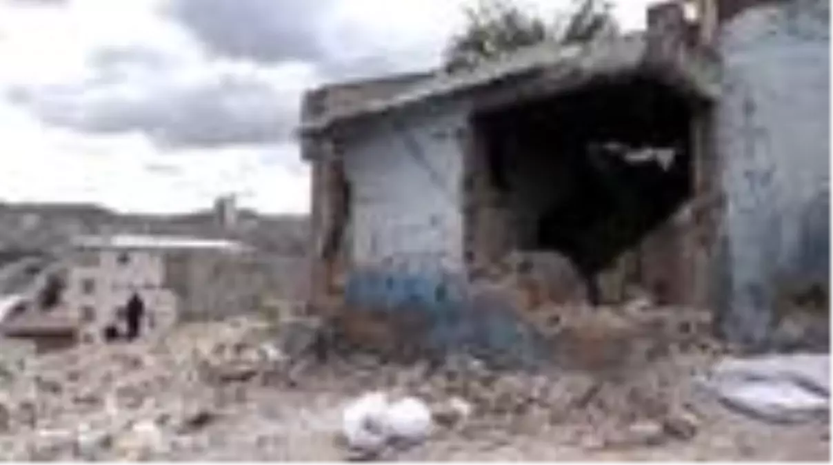 Çöken çatı ve duvarın altında kalan iki çocuk yaralandı