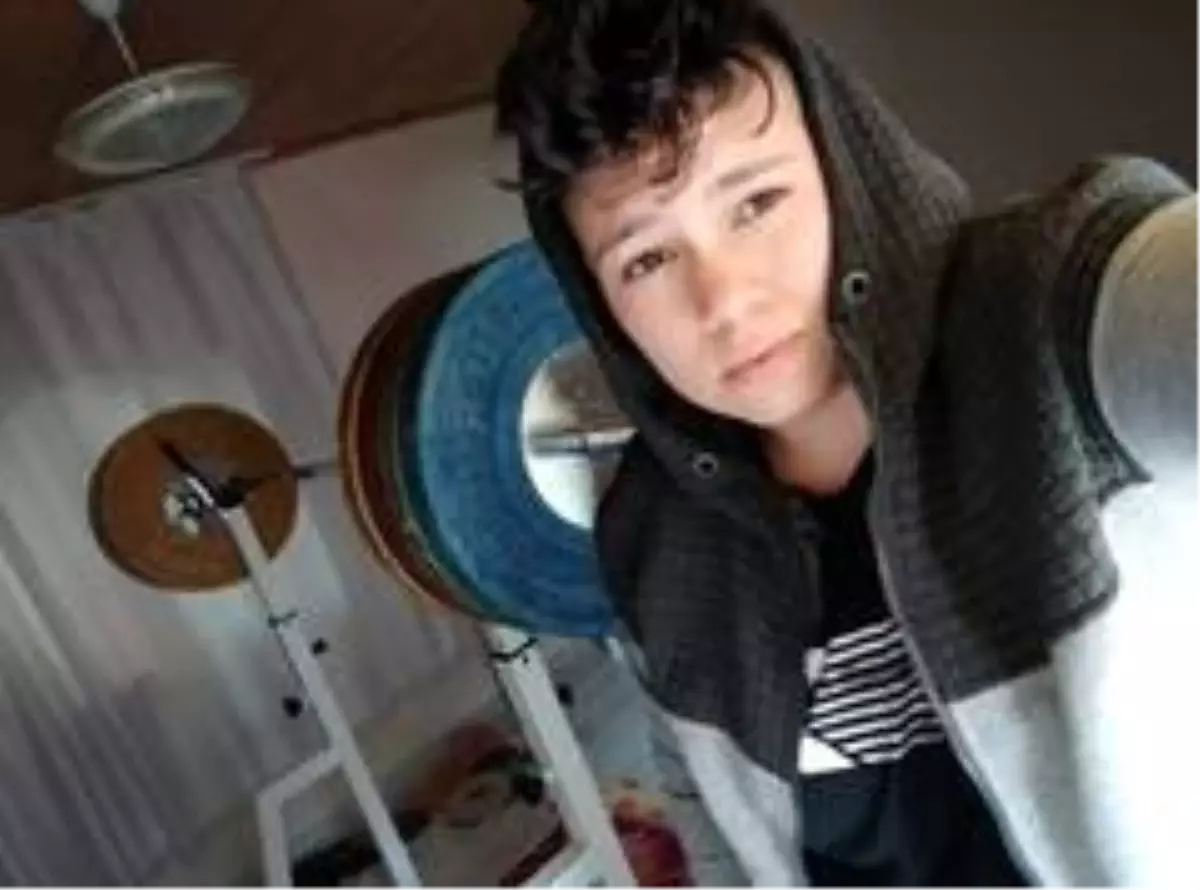 Damacanalarla çalışan kadın halterciye malzeme yardımı