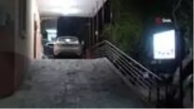 Defalarca bıçaklanan kişi otomobiliyle hastaneye geldi Defalarca bıçaklanan kişi otomobiliyle hastaneye geldi