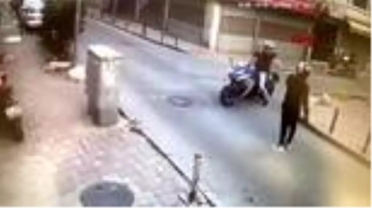 DİKKAT ÇEKMEMEK İÇİN SPOR HAREKETLERİ YAPAN HIRSIZLIK ŞÜPHELİLERİ KAMERADA