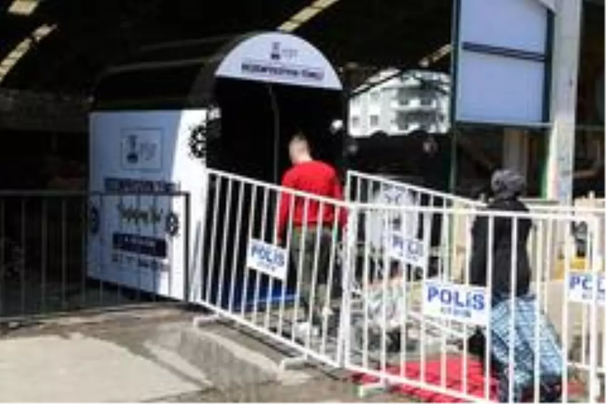 Efeler'de pazaryerlerinde dezenfeksiyon tüneliyle önlem alındı