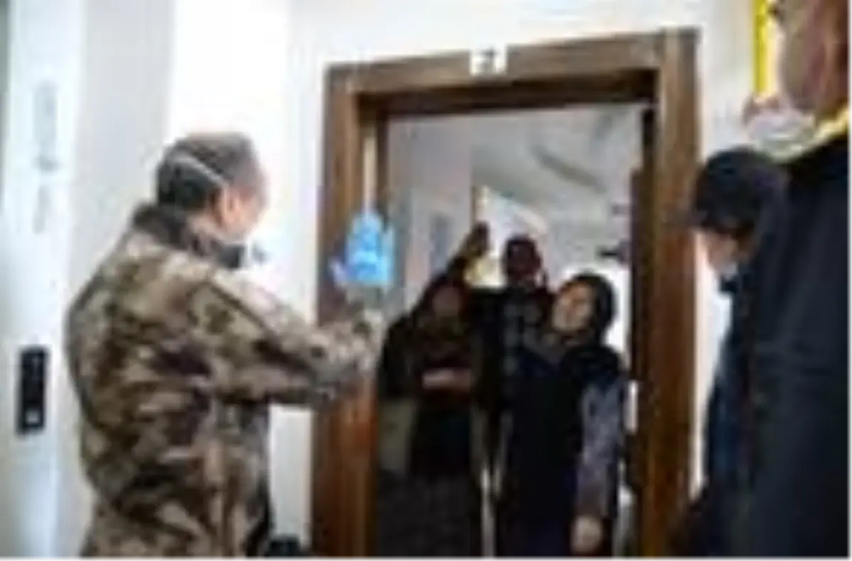 Emniyet müdüründen şehit ailelerine maske ve eldivenli hediye paketi