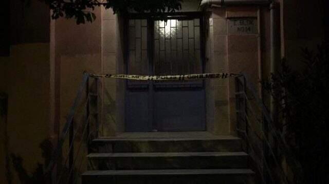 Eşini balta ile öldüren koca, cesedi kanepenin altına sakladı