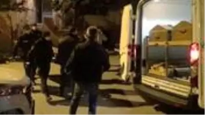 Eşini balta ile öldüren koca, cesedi kanepenin altına sakladı