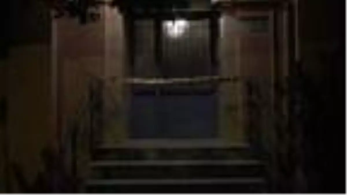 Eşini balta ile öldürüp cesedini kanepenin altına sakladı