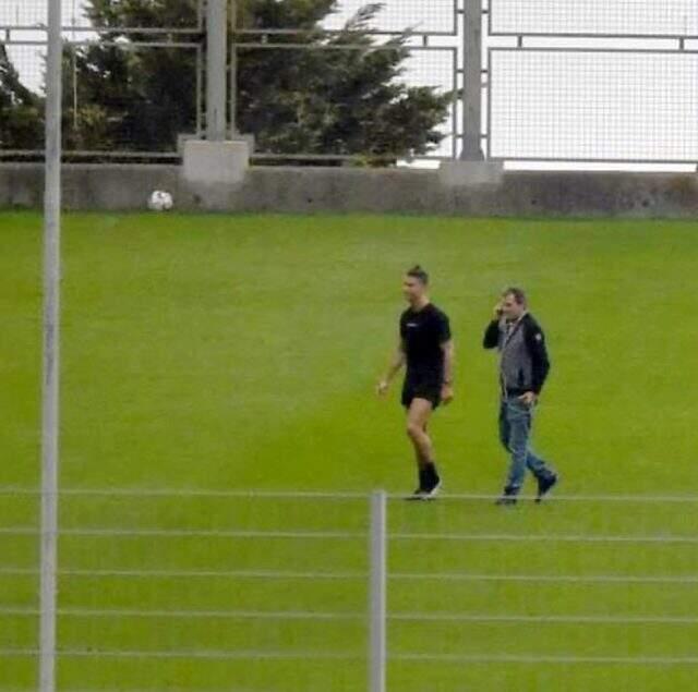 'Evde kal' çağrısı yapan Ronaldo, Madeira Stadı'nda antrenman yaptı 'Evde kal' çağrısı yapan Ronaldo, Madeira Stadı'nda antrenman yaptı