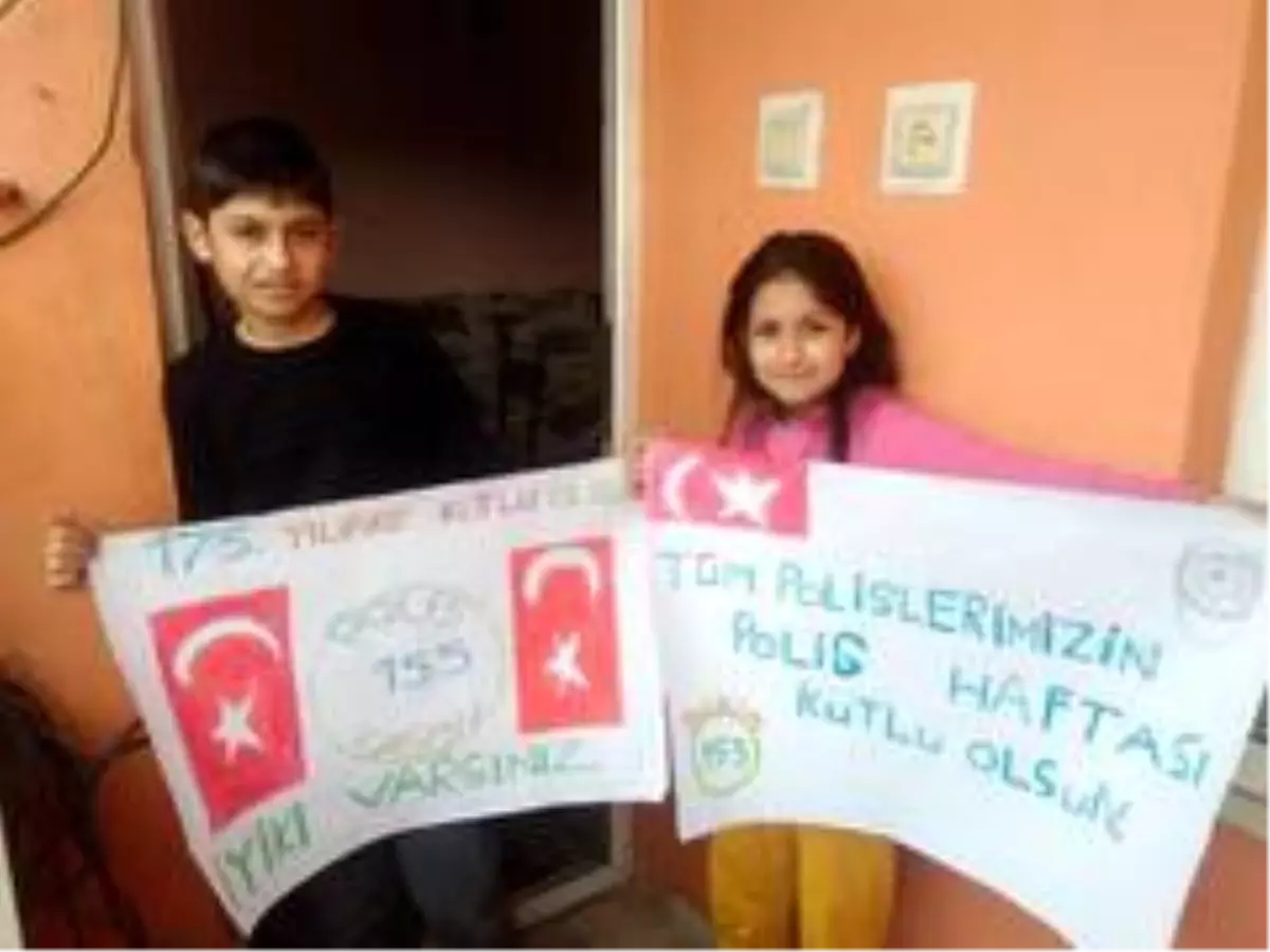 Evden çıkamayan çocuklar Polis Haftasını balkondan kutladı