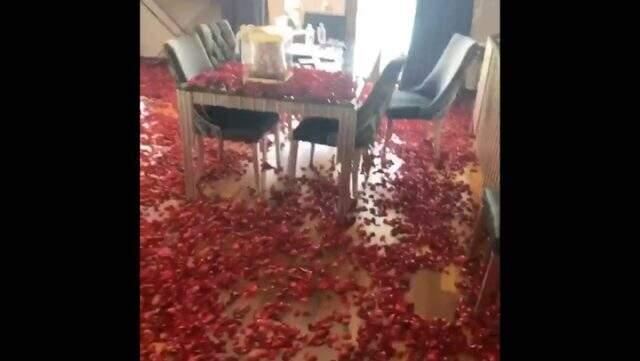 Gökhan Çıra, Selin Ciğerci'nin doğum günü için evi kırmızı güllerle doldurdu.