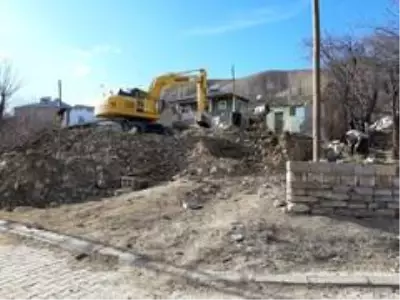 Gürpınar'da riskli yapılar yıktırılıyor