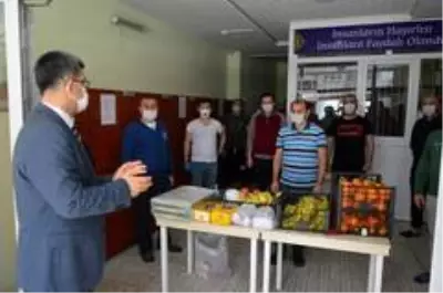 Hakim ve savcılardan karantinadaki gardiyanlara meyveli, tatlılı doping