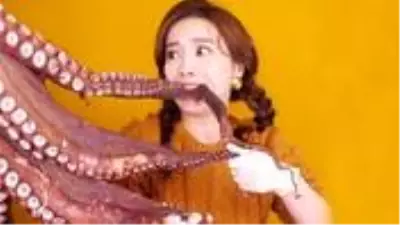 Hayvanları canlı canlı yerken video çeken Youtuber’a tepki yağdı