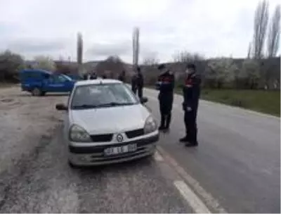 Hocalar'a komşu ilçe Banaz'dan kaçak geçişleri önlemek için köy yollarını toprakla kapatıldı
