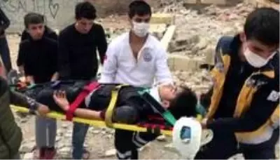 İki kardeş çöken metruk evin altında kaldı