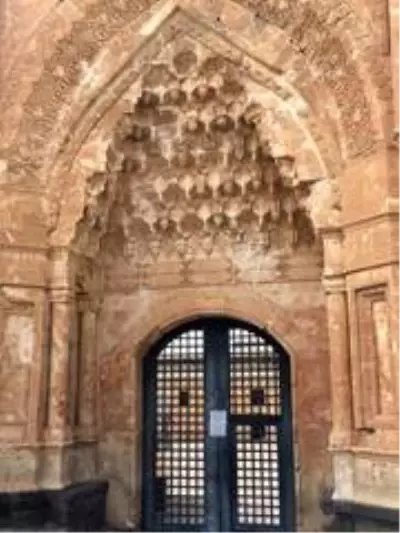 İshak Paşa Sarayı yıllar sonra sessizliğe büründü İshak Paşa Sarayı yıllar sonra sessizliğe büründü