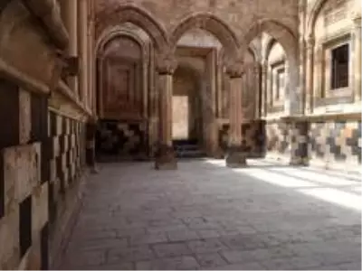 İshak Paşa Sarayı yıllar sonra sessizliğe büründü İshak Paşa Sarayı yıllar sonra sessizliğe büründü