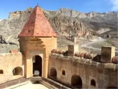 İshak Paşa Sarayı yıllar sonra sessizliğe büründü İshak Paşa Sarayı yıllar sonra sessizliğe büründü