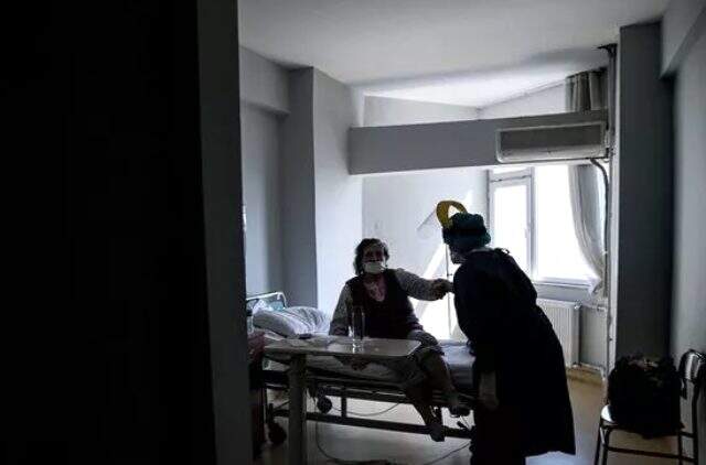 İstanbul Cerrahpaşa Tıp Fakültesi'nde koronavirüsü yenen hastalar görüntülendi