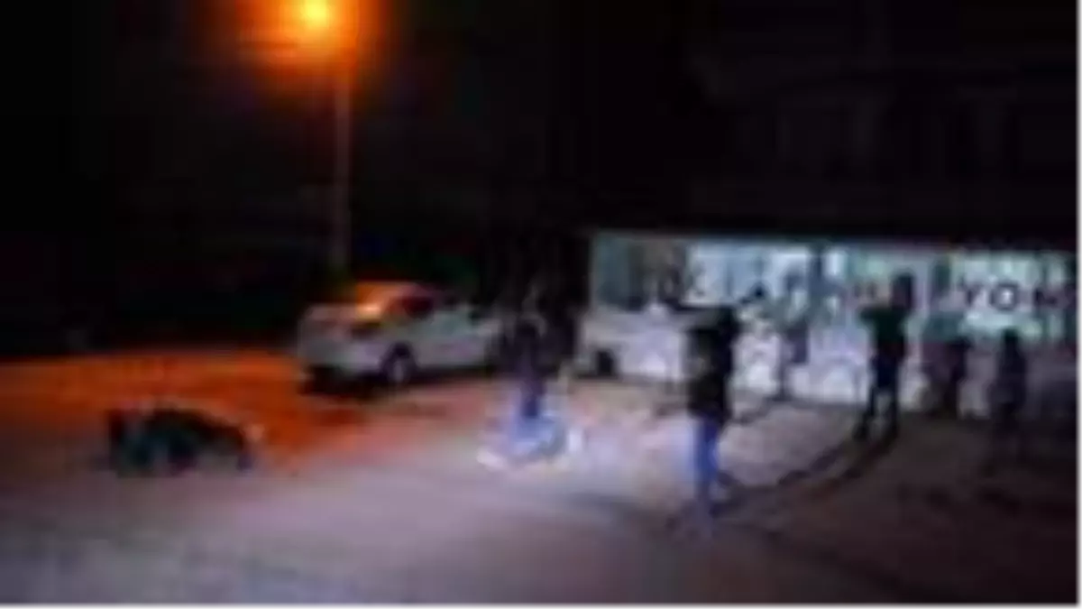 Kavgayı ayırmaya gelen polislere meşaleli, pastalı sürpriz