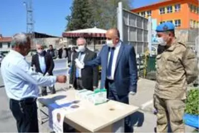 Kaymakam Doğan, pazar yerinde maske dağıttı