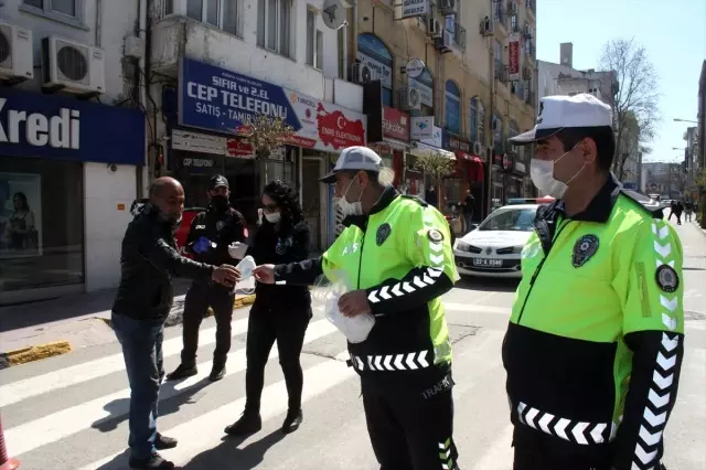 Keşan�da polis vatandaşlara maske dağıttı Haber