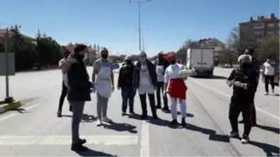 Konya'da denetim noktasında görevli polislere pastalı sürpriz kutlama