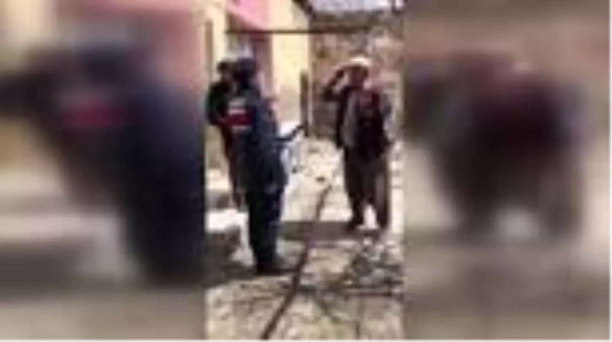 Koronavirüs nedeniyle maaşını evine getiren jandarmayı selam ve tekmil ile karşıladı