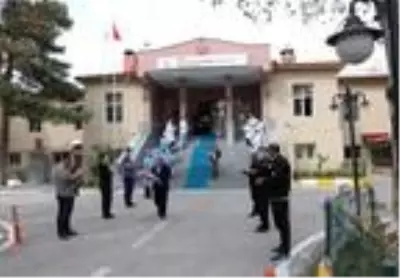 Koronavirüsü yendiler, çiçek ve alkışlarla taburcu oldular