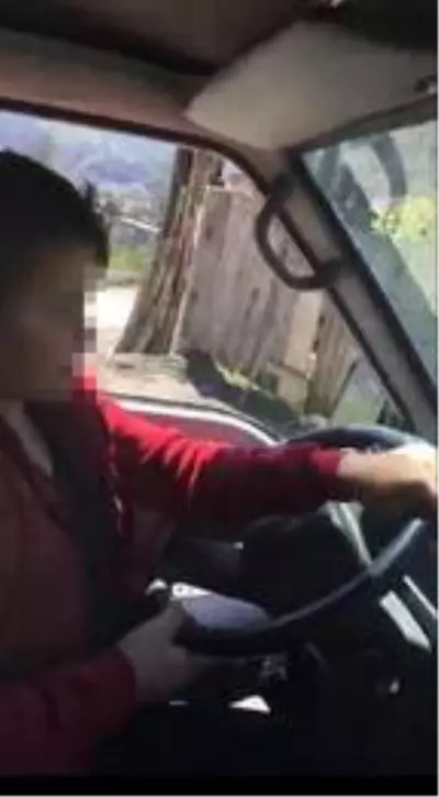 Küçük yaştaki oğlu ve kızını kamyonetin direksiyonuna geçirdi