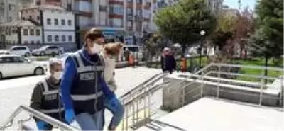 Maskelerle girdikleri evden 4 bin lira çaldılar