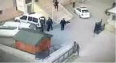 Nehre atlayan çocuğu kurtaran 2 polis, ödüllendirildi Nehre atlayan çocuğu kurtaran 2 polis, ödüllendirildi