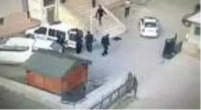 Nehre atlayan çocuğu kurtaran 2 polis, ödüllendirildi Nehre atlayan çocuğu kurtaran 2 polis, ödüllendirildi