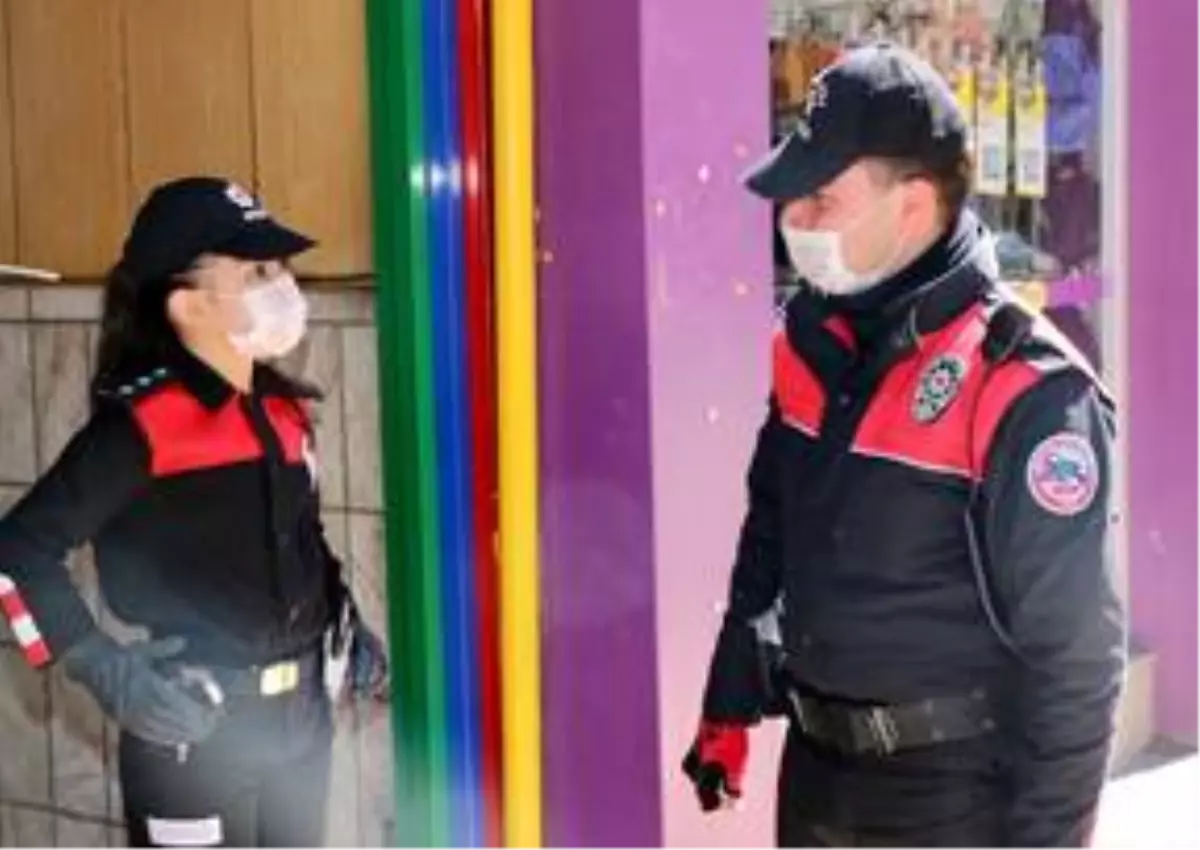 Öğrenciler sahte ihbarla çağırdıkları polisler için pasta kesti Haber