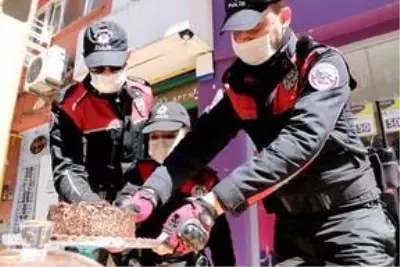 Öğrenciler sahte ihbarla çağırdıkları polisler için pasta kesti Haber