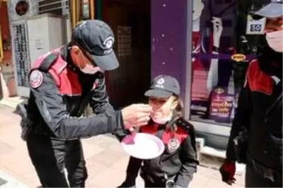 Öğrenciler sahte ihbarla çağırdıkları polisler için pasta kesti Haber