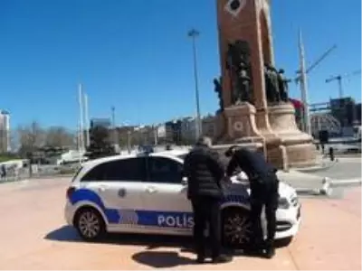 (Özel) Taksim'de ceza yiyen vatandaştan ilginç sosyal mesafe tepkisi (Özel) Taksim'de ceza yiyen vatandaştan ilginç sosyal mesafe tepkisi