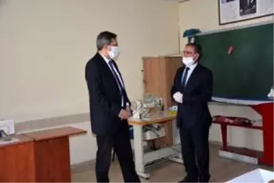 Patnos Halk Eğitim Merkezi'nde usta öğreticiler gönüllü maske üretiyor