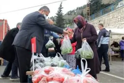 Pazarda ücretsiz meyve ve sebzeyle ihtiyaç sahiplerine belediyeden destek