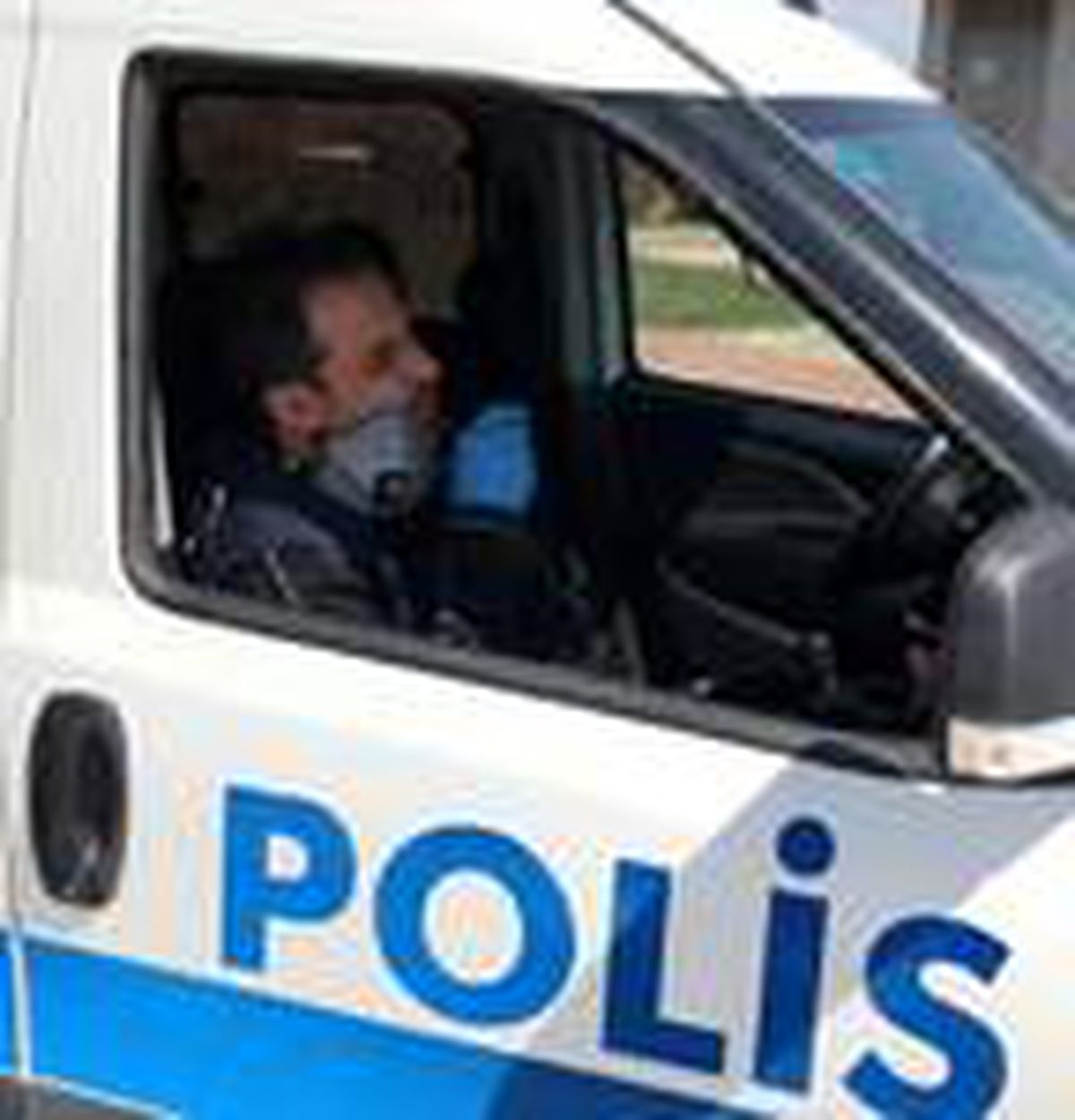 Polis memuru, efsane şarkıyı koronaya uyarlayıp 'Evde kal' çağrısı yaptı