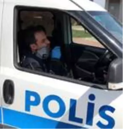 Polis memuru, efsane şarkıyı koronaya uyarlayıp ’Evde kal’ çağrısı yaptı